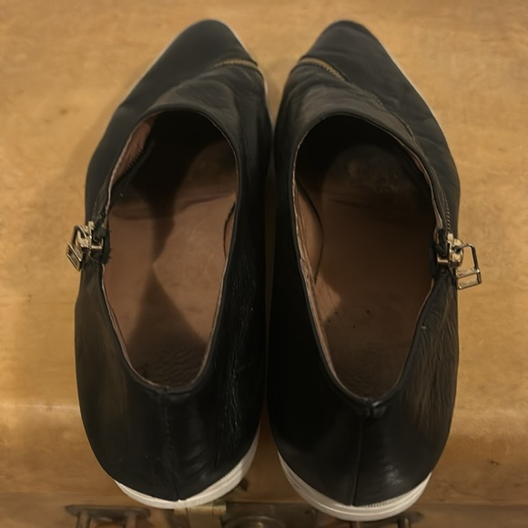 ALL BLACK ANTHROPOLOGIE LEATHER SIDE ZIP SHOE SIZE 9.5 - Picture 5 of 11